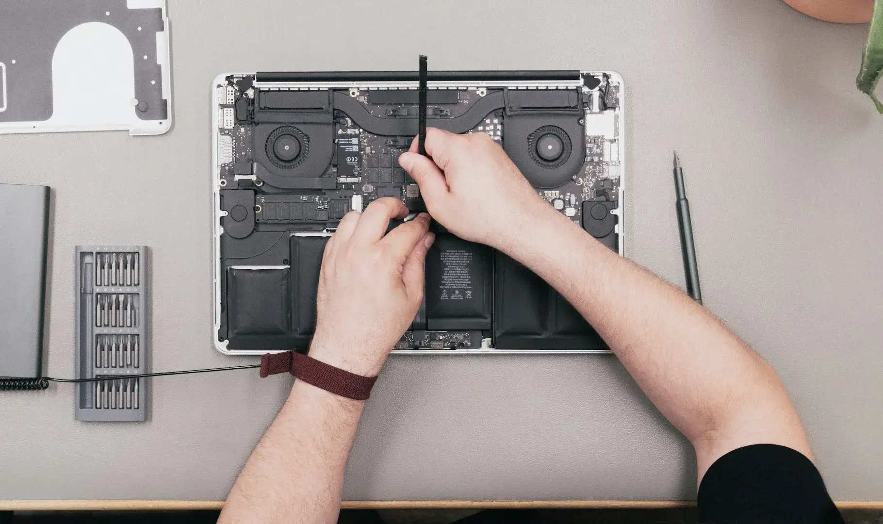 Técnico realizando manutenção em MacBook - Assistência técnica especializada em Fortaleza