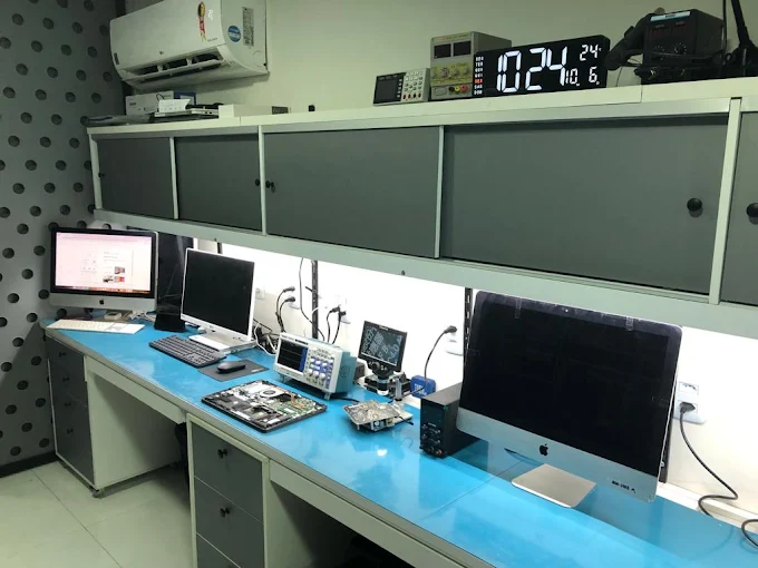 Estação de trabalho com iMacs e equipamentos de diagnóstico